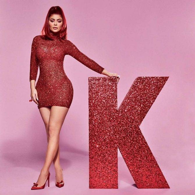 Kylie Jenner Kylie Cosmetics çekimlerinde