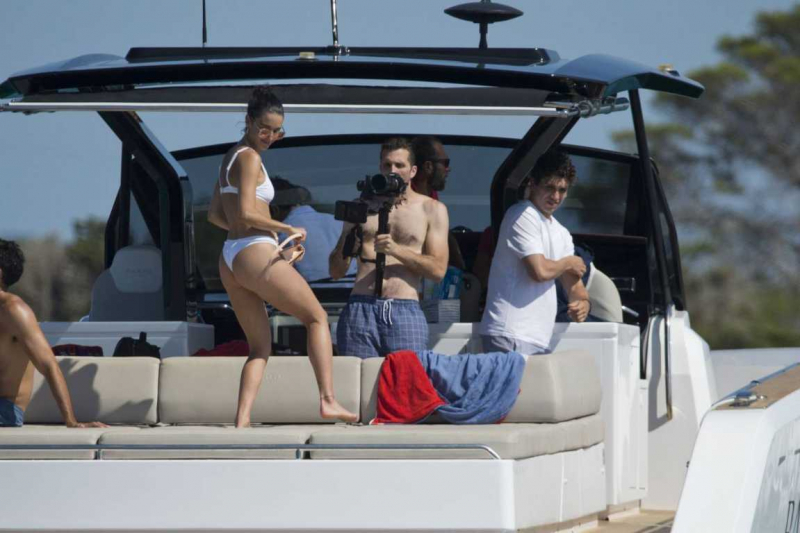 Maria Pedraza bikini ile Formentera'da yatta
