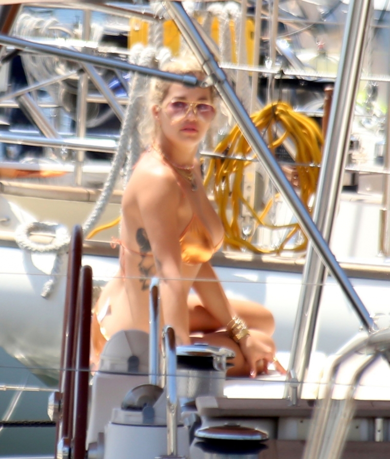 Rita Ora turuncu parlak bikiniyle plajda