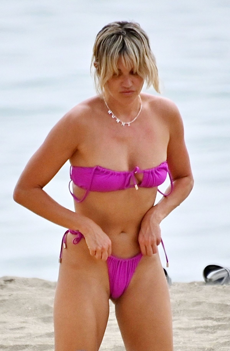 Ashley Roberts bikiniyle Marbella plajında