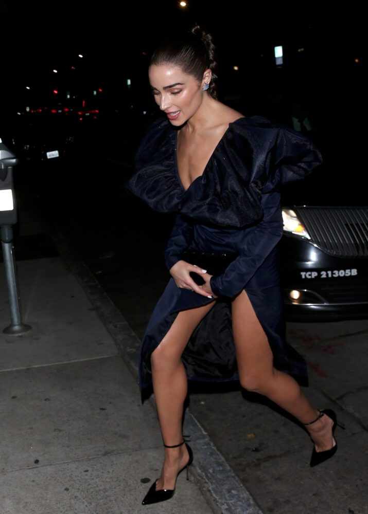Olivia Culpo yırtmaçlı elbiseyle Batı Hollywood'da