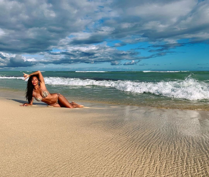 Nicole Scherzinger tanga bikiniyle plajda