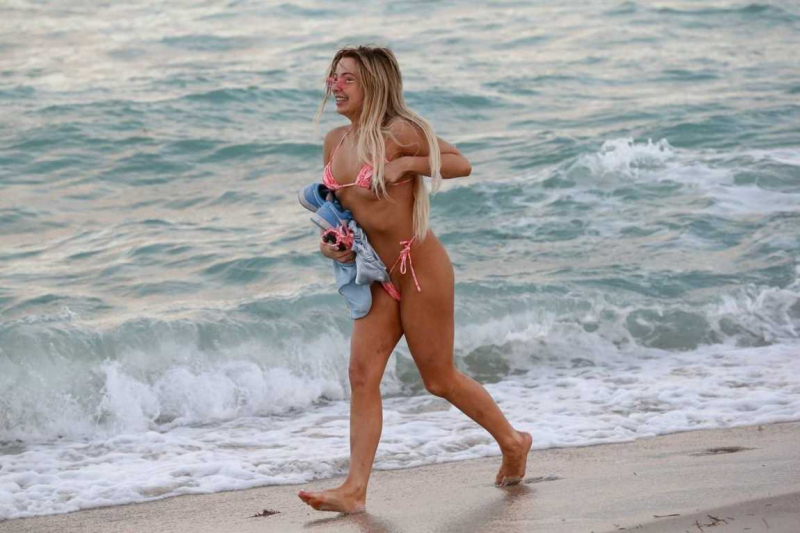 Tana Mongeau pembe bikini ile Miami plajında