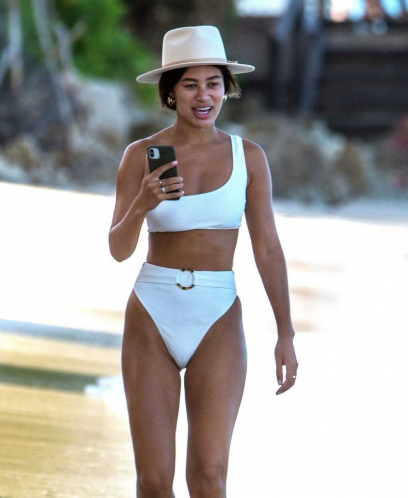 Montana Brown beyaz bikini ile Barbados plajında