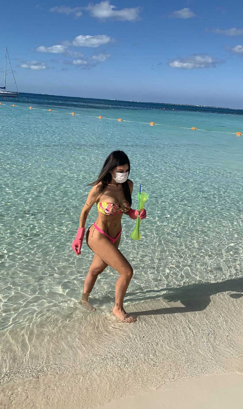 Liziane Gutierrez maskeyle plajda