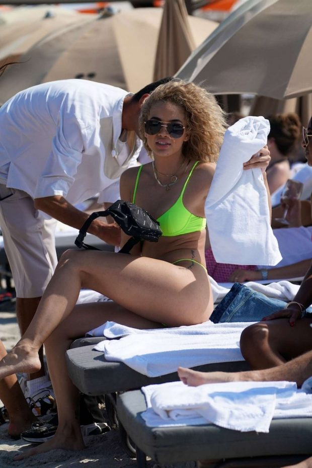 Jasmine Sanders yeşil bikinisiyle Miami plajında