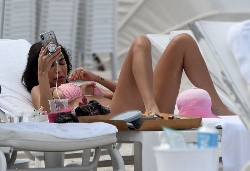 Chantel Jeffries pembe bikini ile Miami plajında