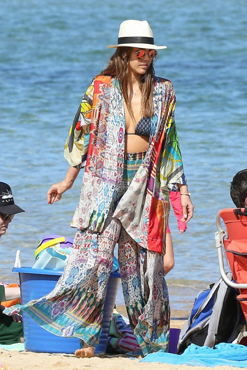 Jessica Alba bikiniyle plajda