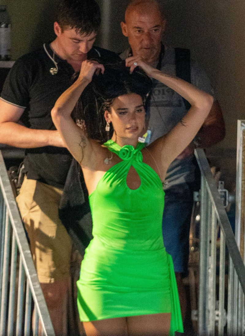 Dua Lipa yeşil mini elbiseyle Cannes'da