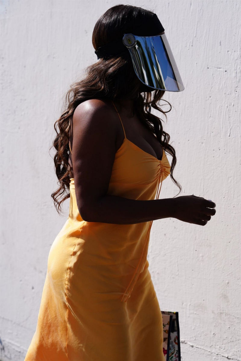Kenya Moore elbiseyle Los Angeles'ta