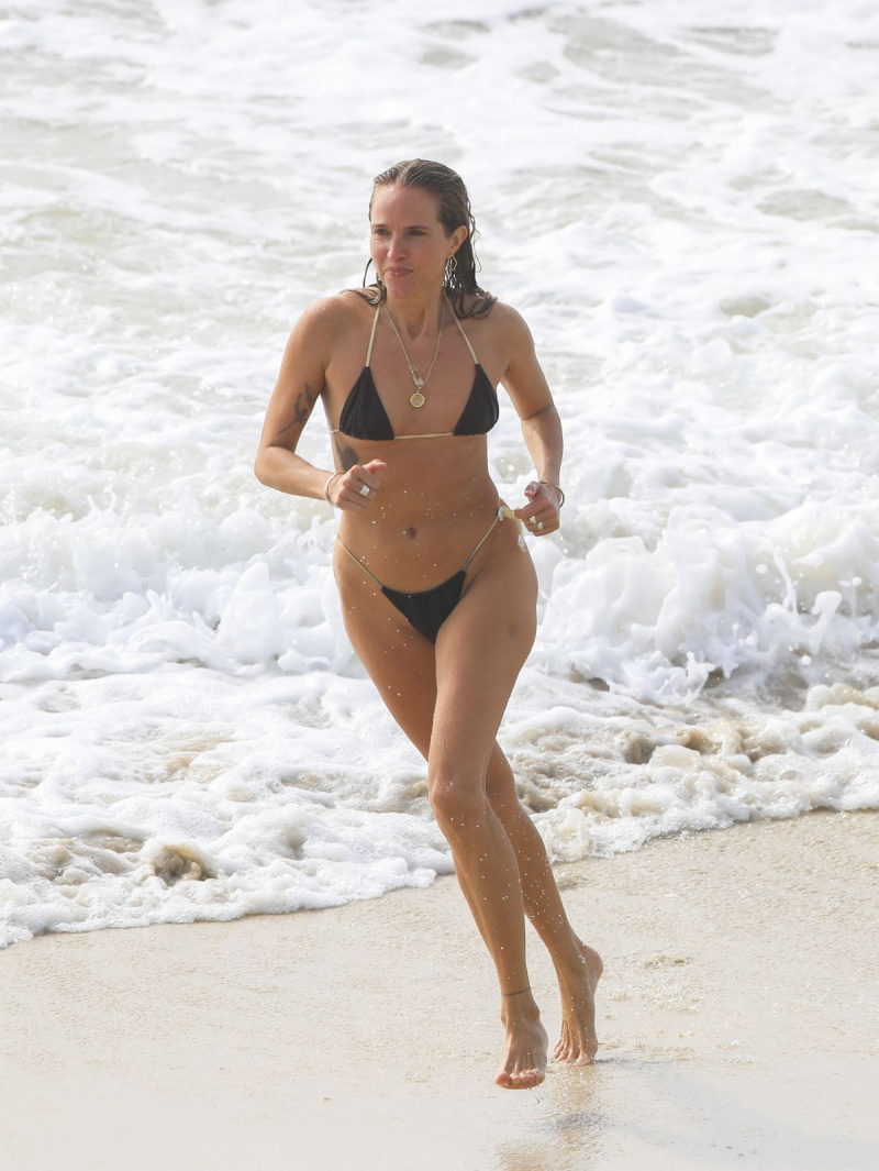 Laura May Gibbs bikini ile Byron Bay'da
