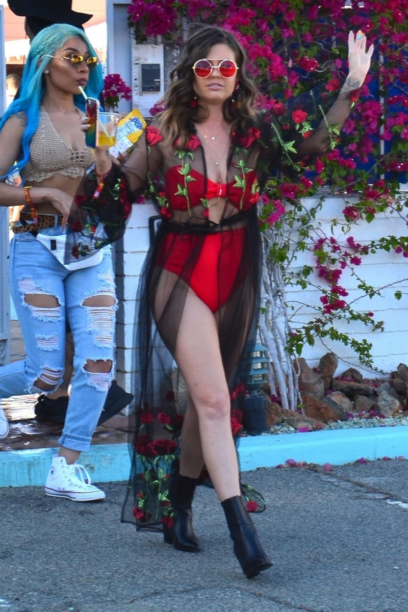 Chanel West Coast kırmızı bikini ile sokakta