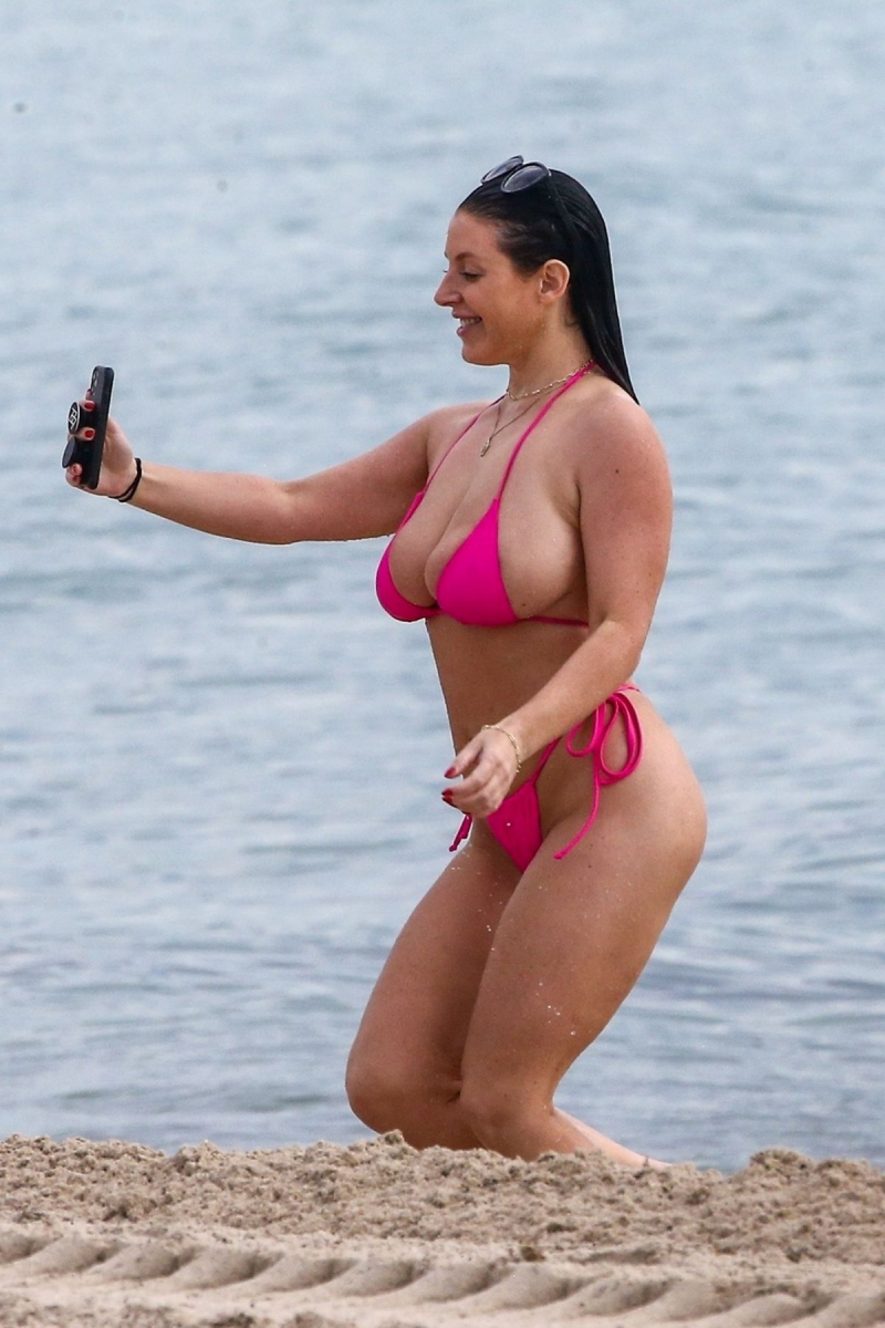 Angela White pembe bikiniyle Miami plajında