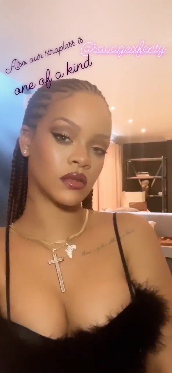 Rihanna şeffaf transparan kostüm ile etkinlikte