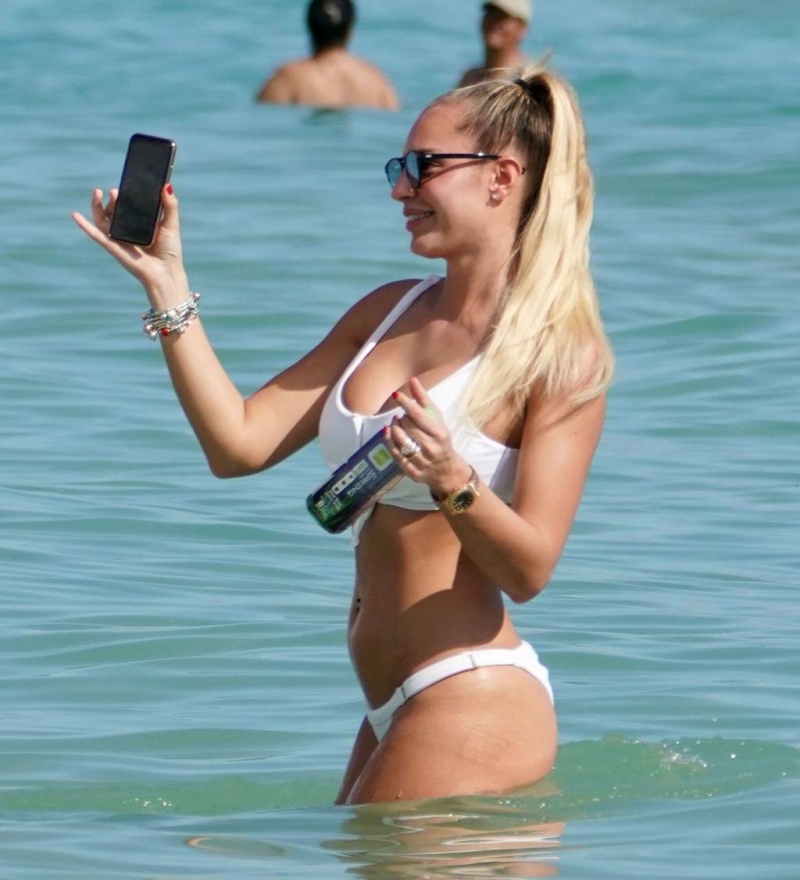 Francesca Brambilla bikiniyle Miami plajında