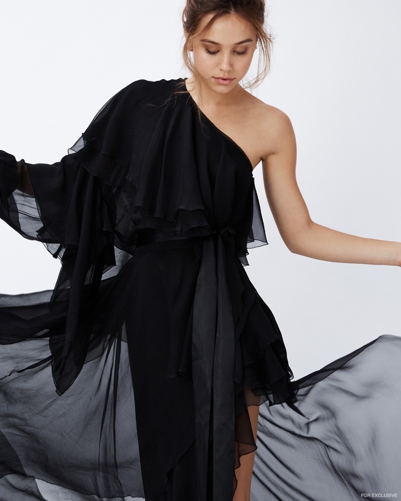 Alexis Ren siyah yırtmaçlı elbiseyle