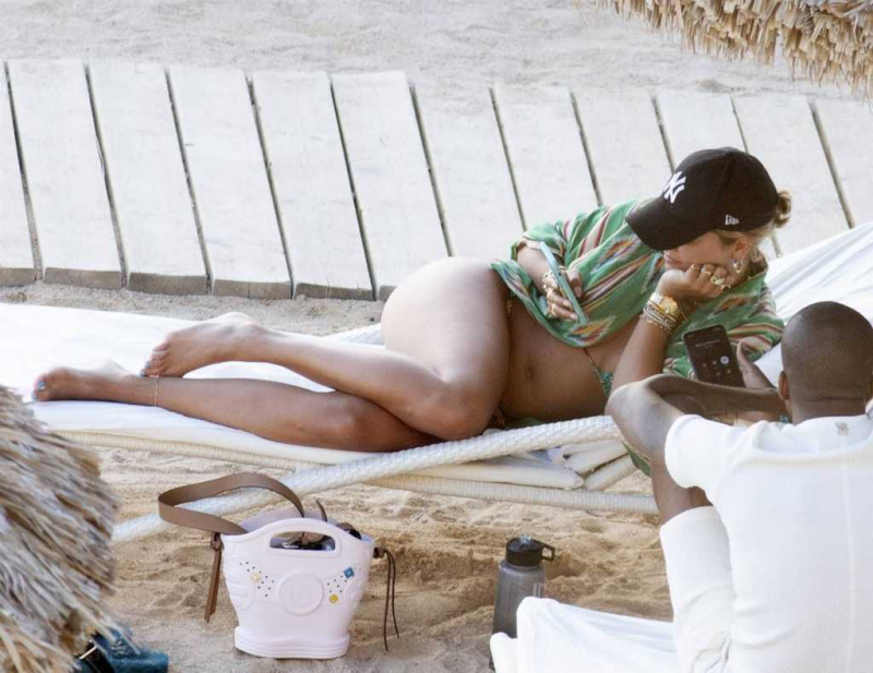 Rita Ora bikini ile Ibiza plajında