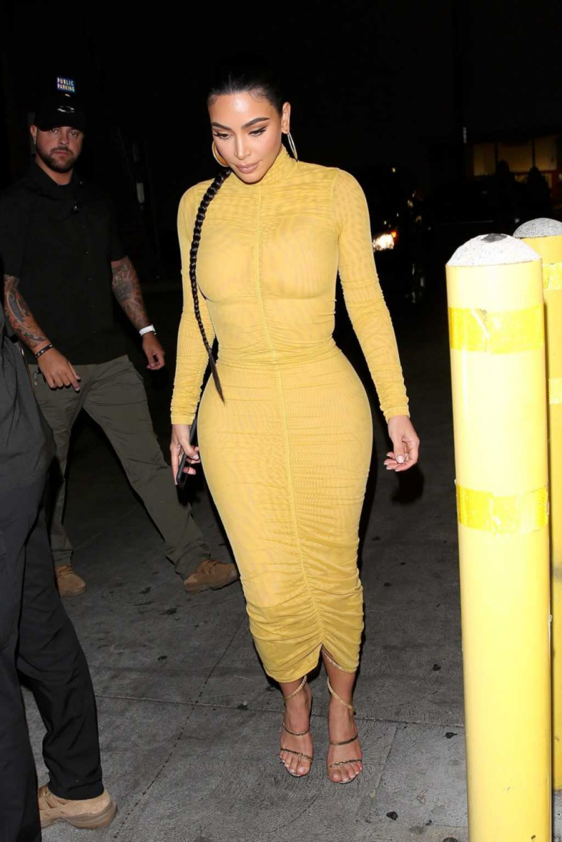 Kim Kardashian sarı elbiseyle Carousel Restaurant'ta