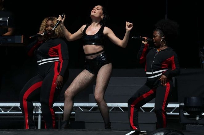 Jessie J siyah büstiyer ve siyah mini şortla sahnede