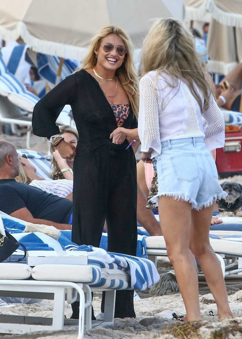 Montana Tucker bikini ile Miami plajında