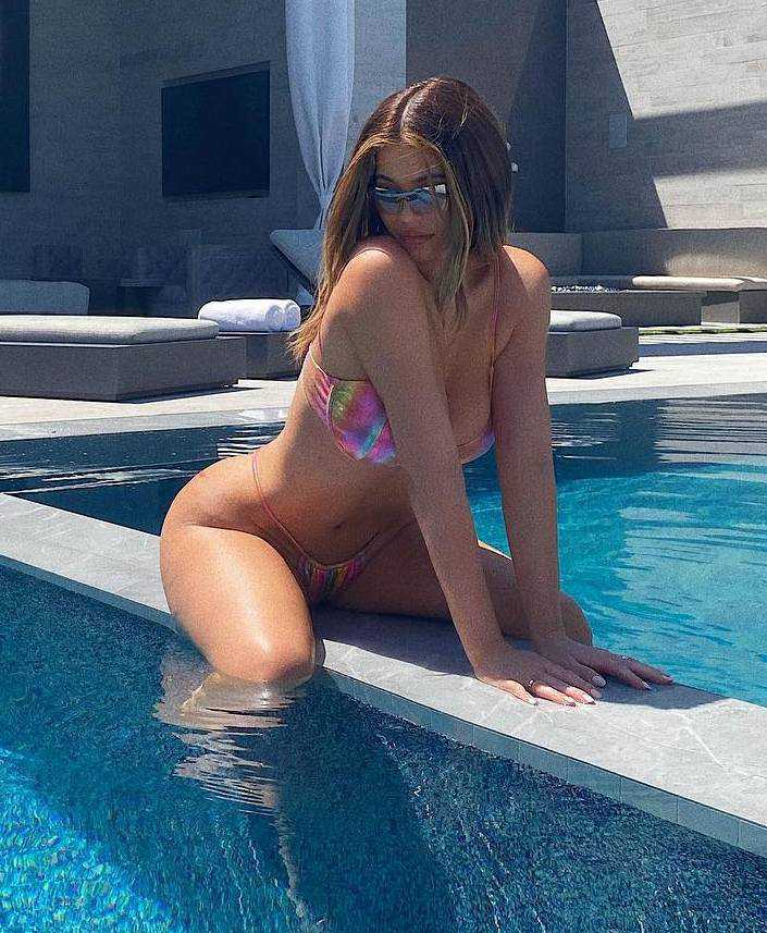 Kylie Jenner renkli bikiniyle havuzda