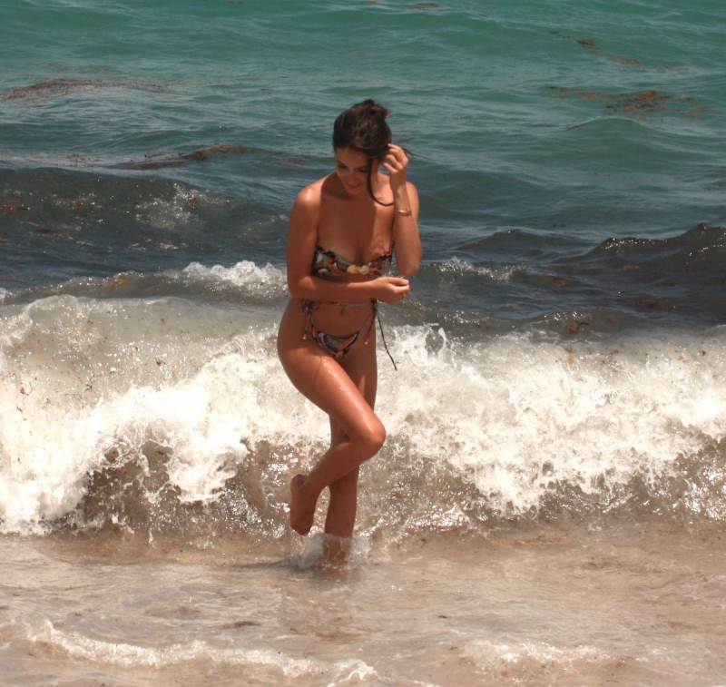 Tao Wickrath bikiniyle Miami plajında 28/05/2021