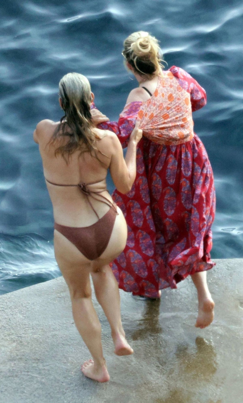 Molly Sims bikini ile Capri'de