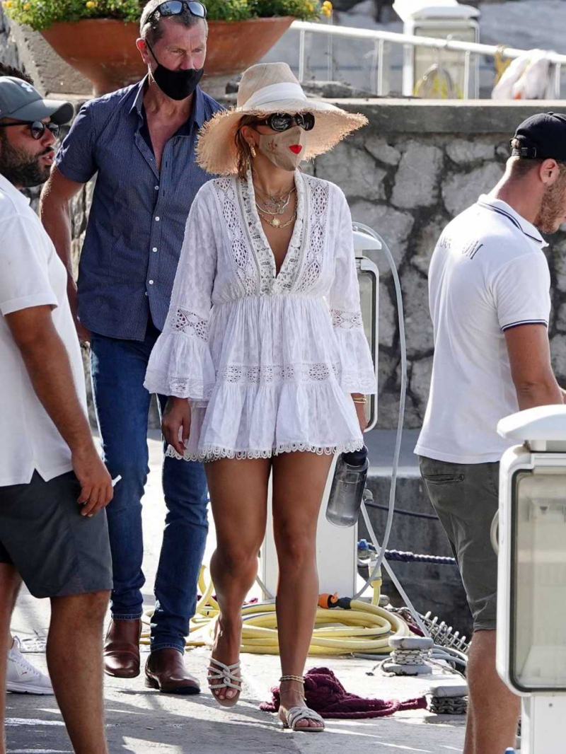Rita Ora beyaz mini elbiseyle Capri'de