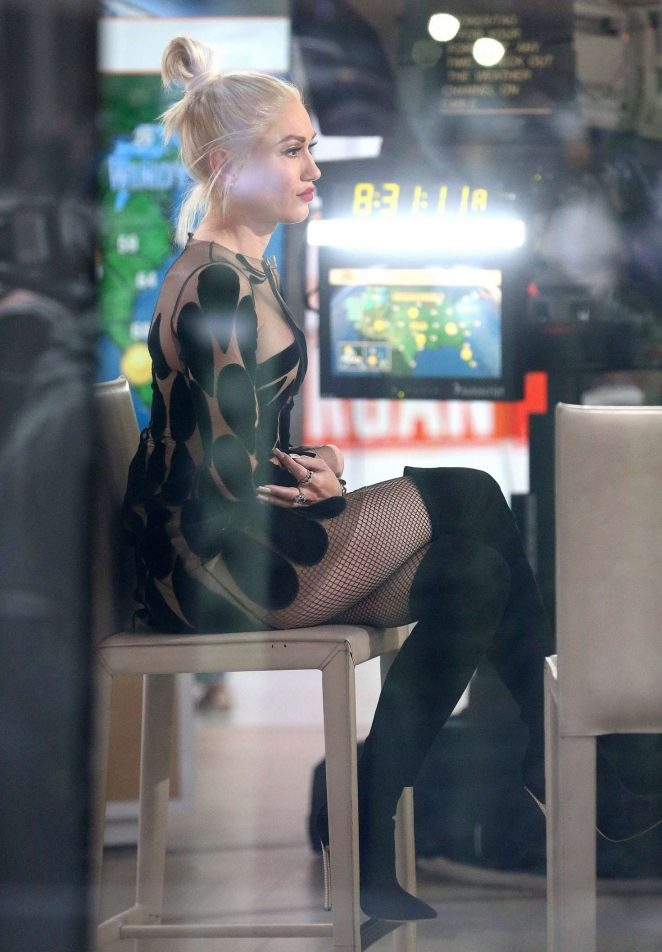 Gwen Stefani mini elbiseyle
