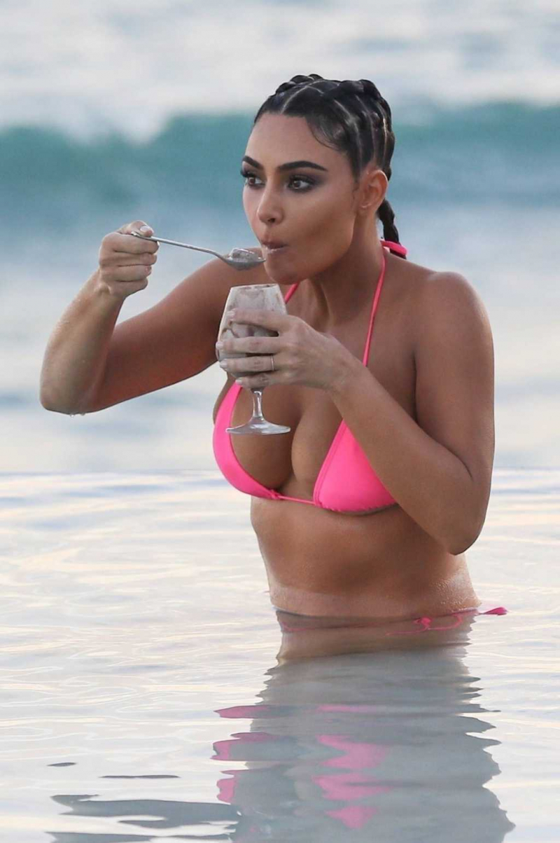Kim Kardashian pembe bikini ile Cabo San Lucas'da