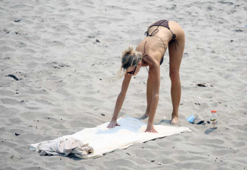 Charlotte McKinney bikini ile Malibu plajında