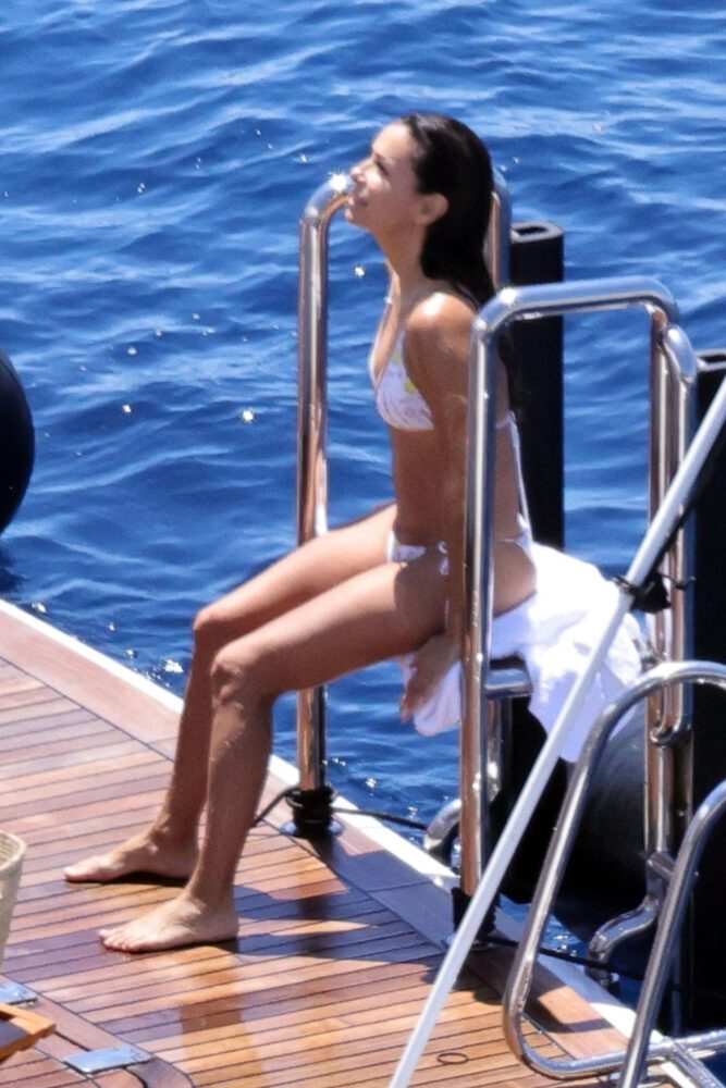 Eva Longoria bikiniyle Capri'de