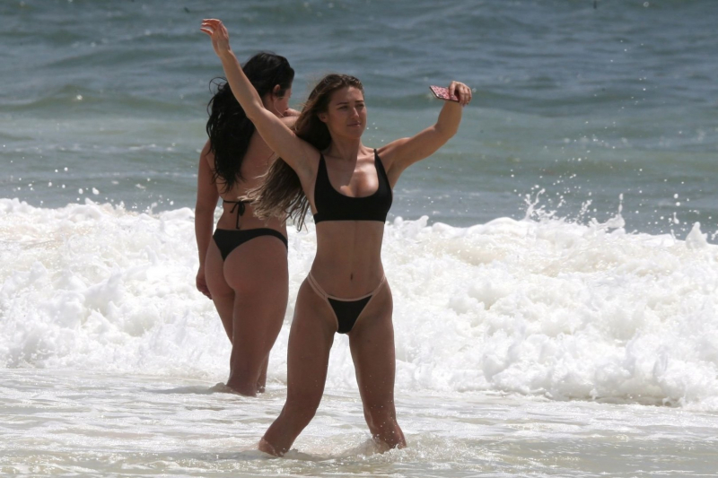 Stefanie Knight siyah bikiniyle plajda