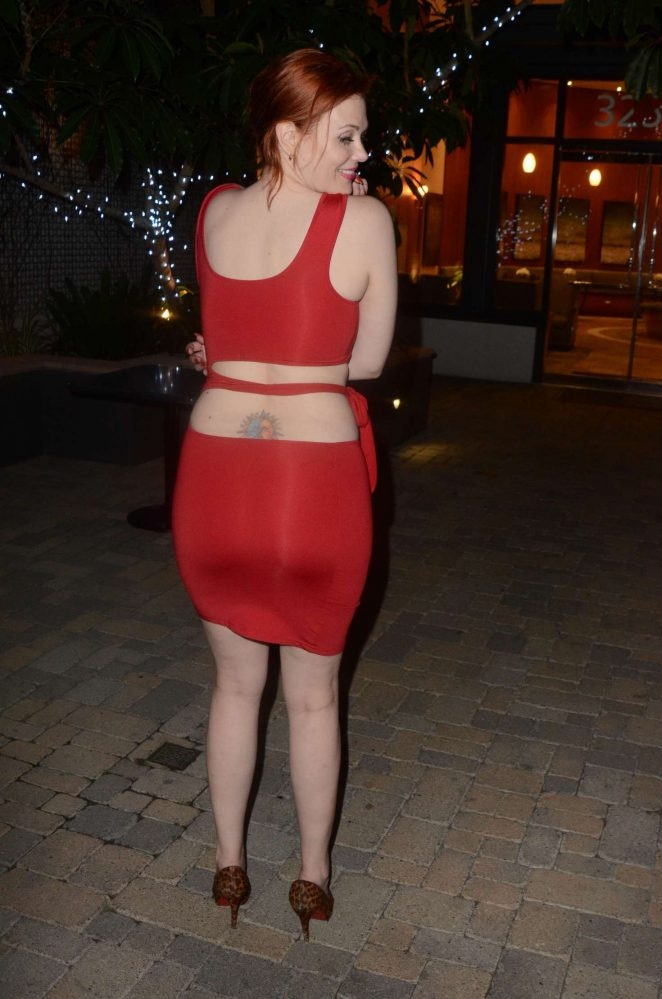 Maitland Ward kırmızı mini elbiseyle