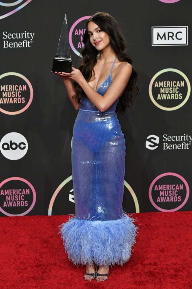 Olivia Rodrigo Amerikan Müzik Ödülleri etkinliğinde
