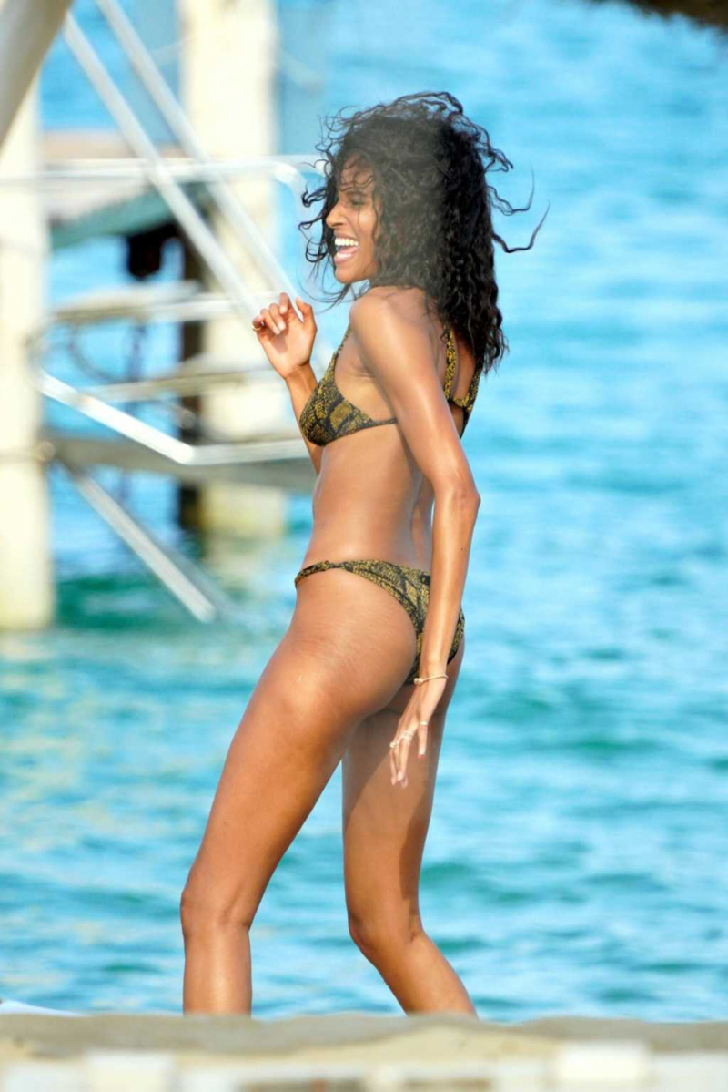 Cindy Bruna bikiniyle plajda