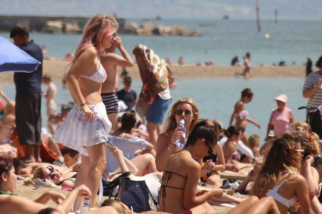 Lottie Moss beyaz bikini ile plajda