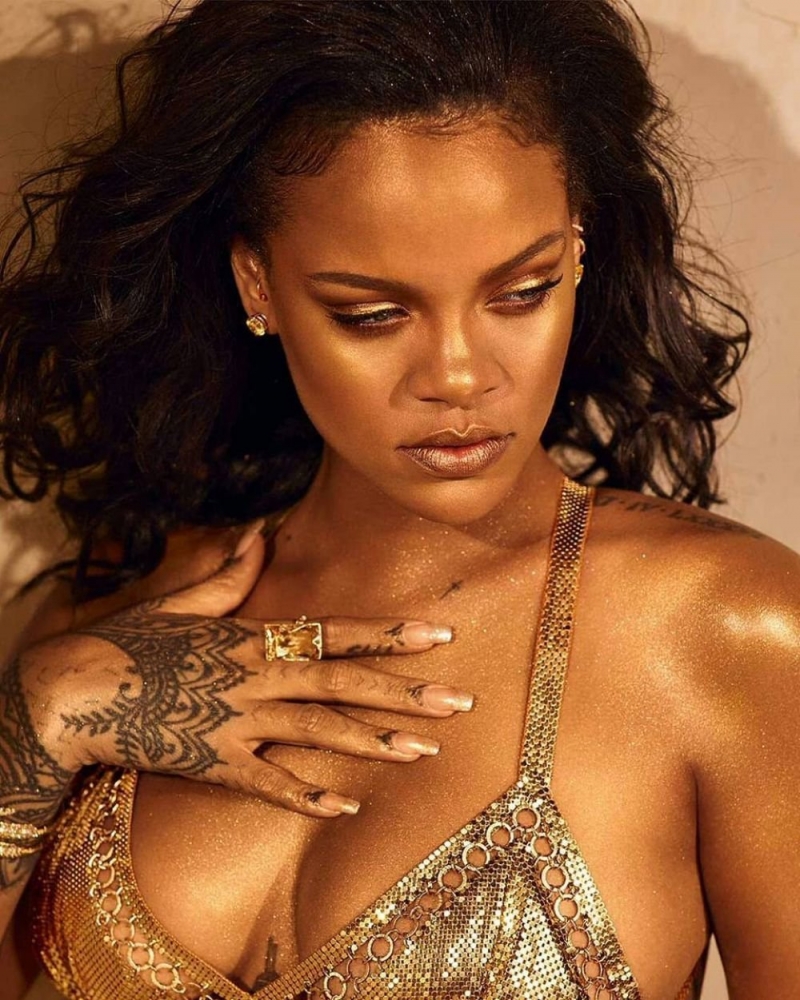 Rihanna göğüs dekolteli mini elbise ile 