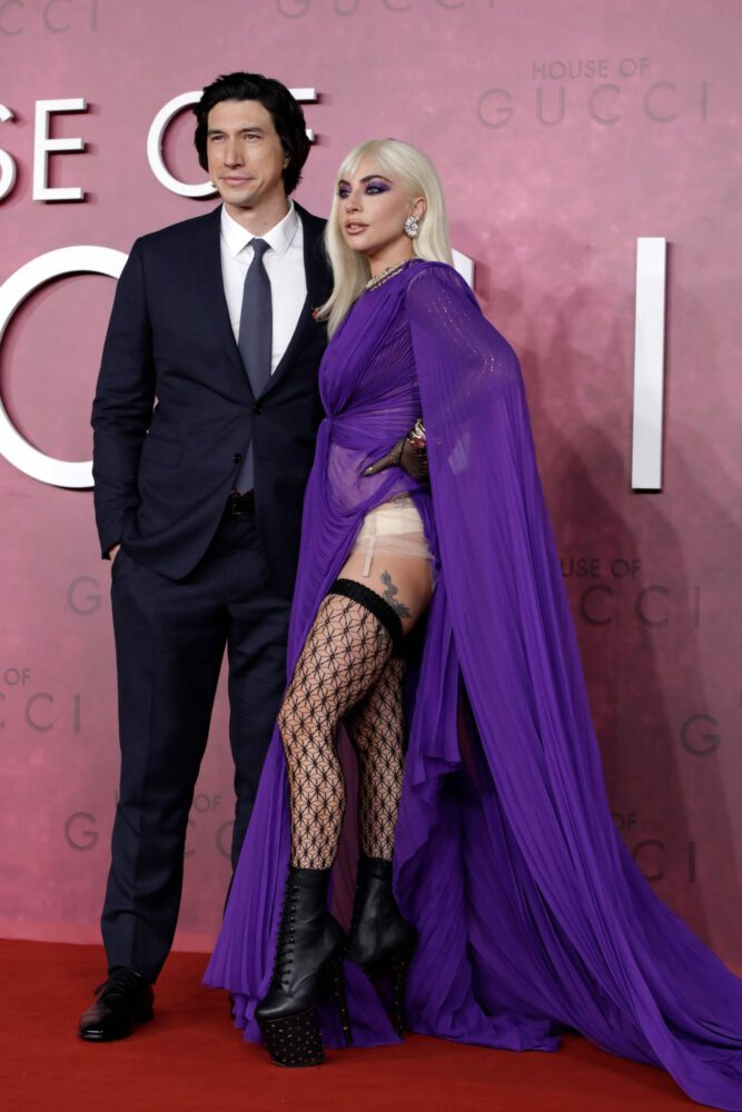 Lady Gaga fileli çorapla Gucci prömiyerinde