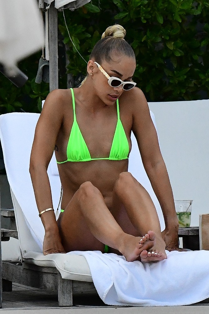Jasmine Sanders yeşil bikiniyle Miami'de