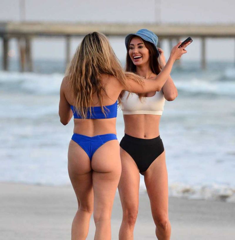 Francesca Farago bikini ile plajda