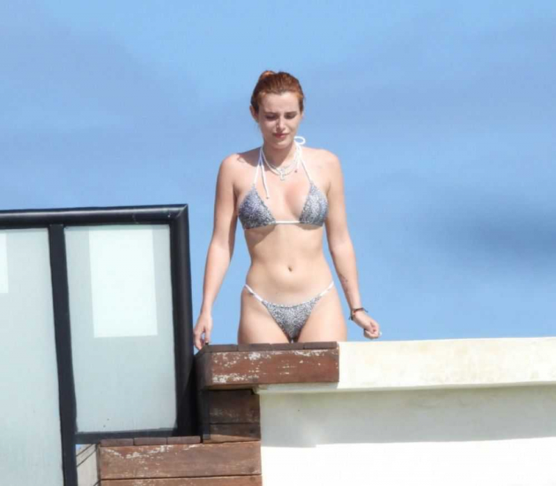 Bella Thorne bikini ile Tulum plajında 11/01/2021