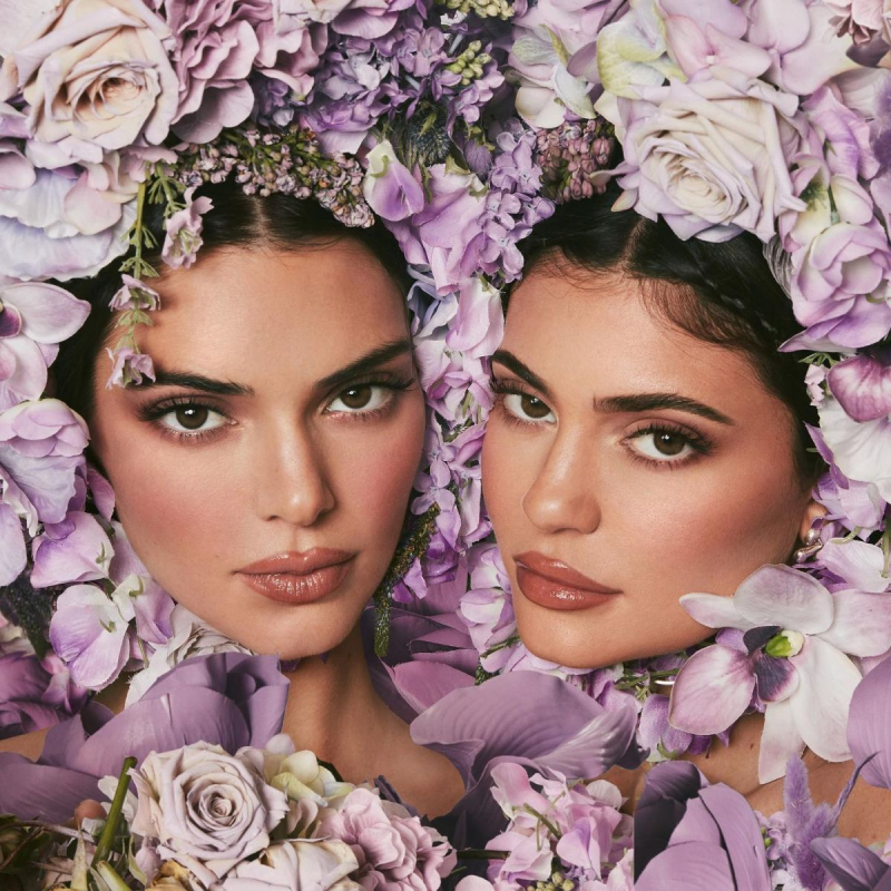 Kylie Jenner ve Kendall Jenner Kylie ve Kendall Cosmetics çekimlerinde