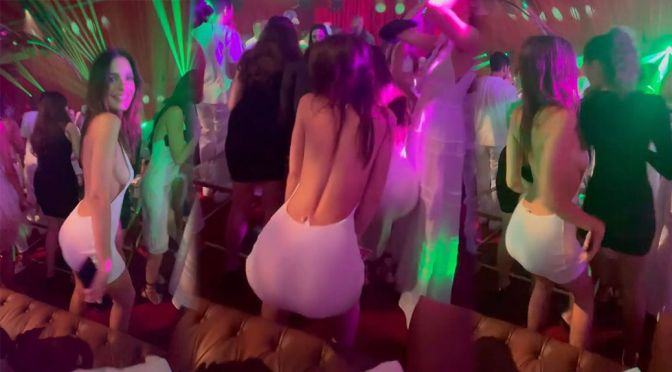 Emily Ratajkowski beyaz mini elbiseyle gece kulübünde