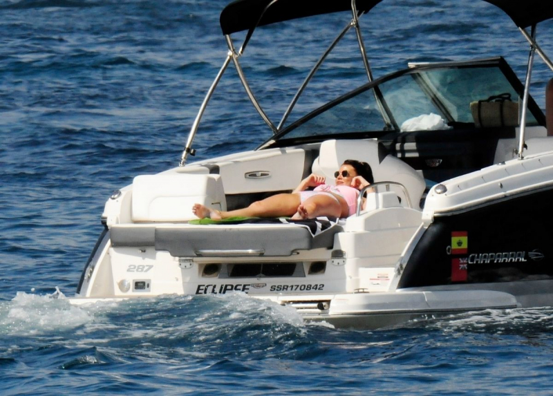 Jessica Wright pembe bikiniyle Palma De Mallorca'da botta