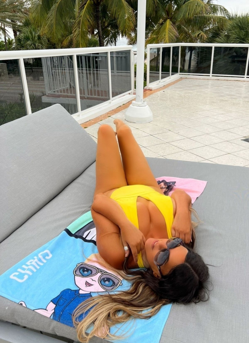 Claudia Romani sarı mayoyla Miami'de