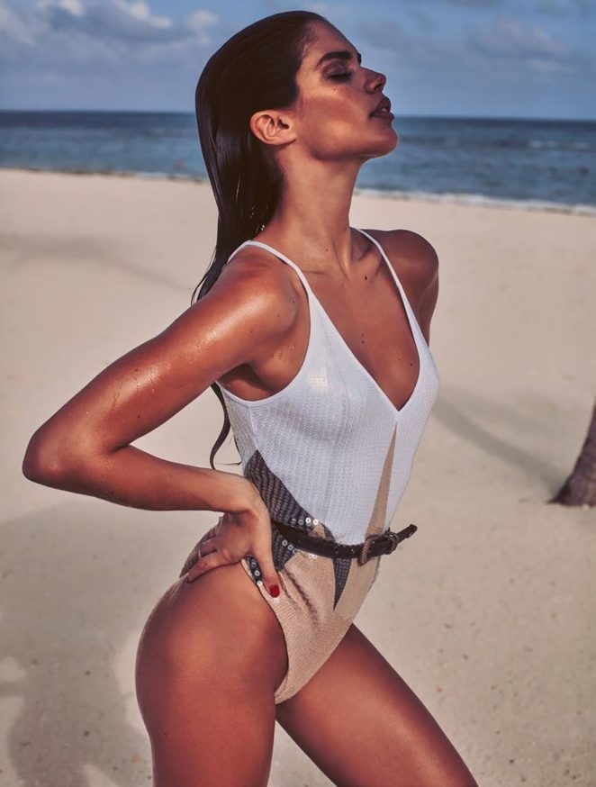 Sara Sampaio beyaz bikiniyle plajda