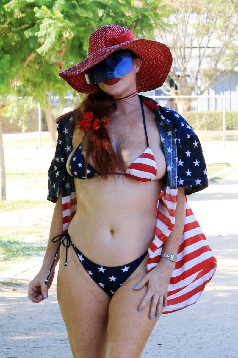 Phoebe Price ABD bayraklı bikini ile Los Angeles'ta