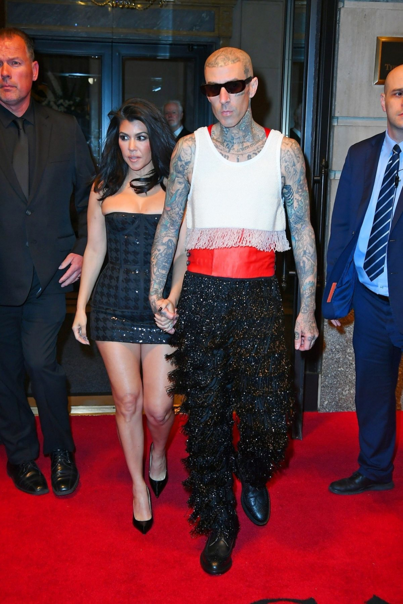 Kourtney Kardashian mini elbiseyle Met Gala etkinliğinde