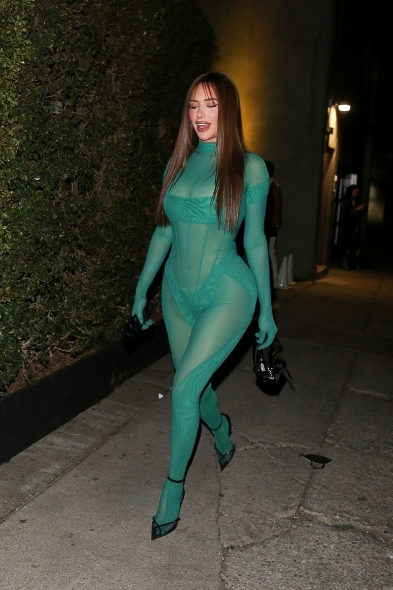Anastasia Karanikolaou transparan kostümle Los Angeles'ta